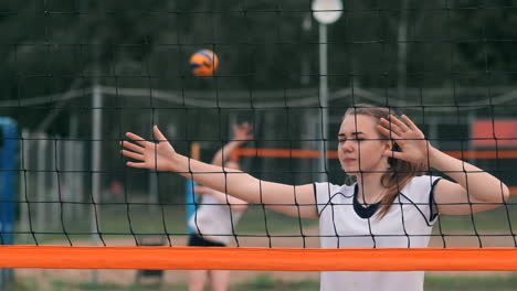 Sommerferien-Sport--Und-People-Konzept---Junge-Frau-Mit-Ball-Spielt-Volleyball-Am-Strand